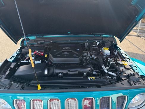 Used 2019 Jeep Wrangler Unlimited Sahara AWD/4WD image 29