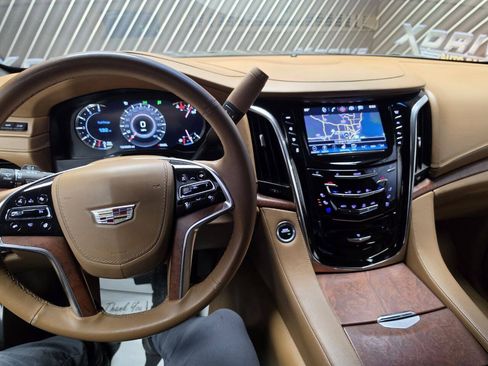 Used 2017 Cadillac Escalade Platinum RWD image 16