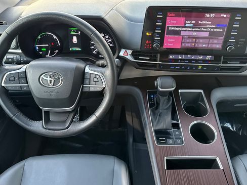 Certified 2023 Toyota Sienna XLE image 18