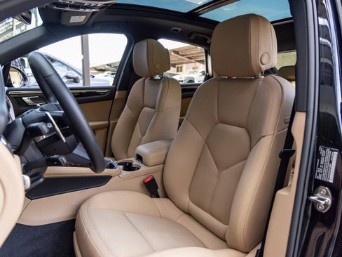 Certified 2025 Porsche Macan image 5