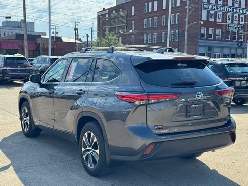 Used 2022 Toyota Highlander XLE AWD/4WD image 5
