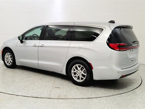 Used 2024 Chrysler Pacifica Touring-L FWD image 5