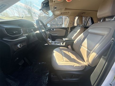 Used 2021 Ford Explorer XLT w/ Equipment Group 202A image 13