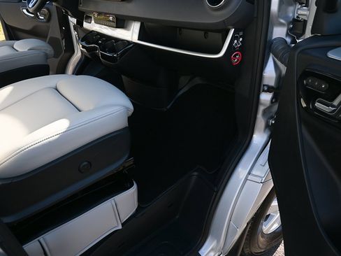 Used 2021 Mercedes-Benz Sprinter 2500 image 25