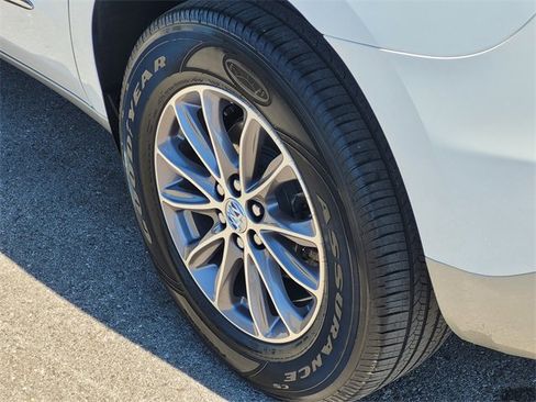 Used 2024 Buick Enclave Premium image 7