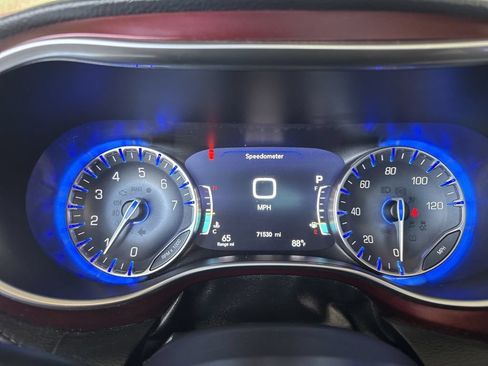Used 2019 Chrysler Pacifica Limited w/ Advanced Safetytec Group FWD image 12