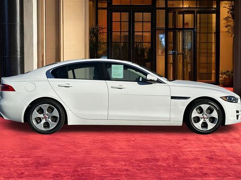 Used 2017 Jaguar XE image 9