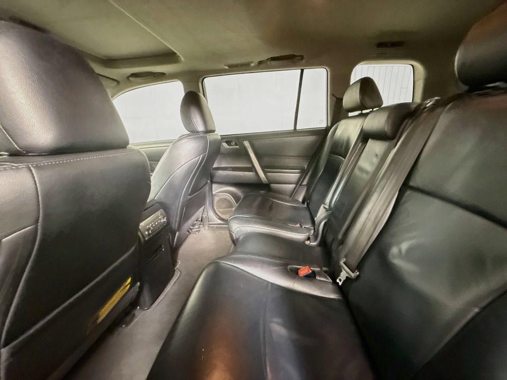 Used 2013 Toyota Highlander SE AWD/4WD image 24