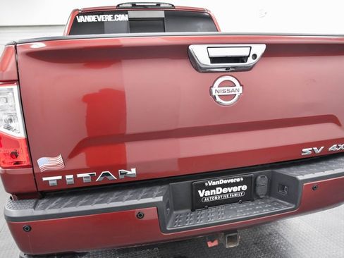 Used 2018 Nissan Titan SV w/ SV Convenience Package image 8