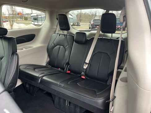 Used 2024 Chrysler Pacifica Touring-L image 40