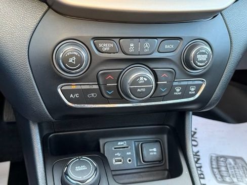 Used 2018 Jeep Cherokee Limited AWD/4WD image 22