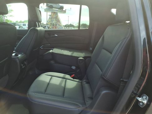 Used 2025 Chevrolet Traverse LT FWD image 13