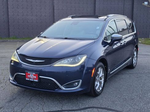 Used 2017 Chrysler Pacifica Limited w/ UConnect Theater Package FWD image 8