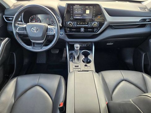 Used 2022 Toyota Highlander XLE AWD/4WD image 11
