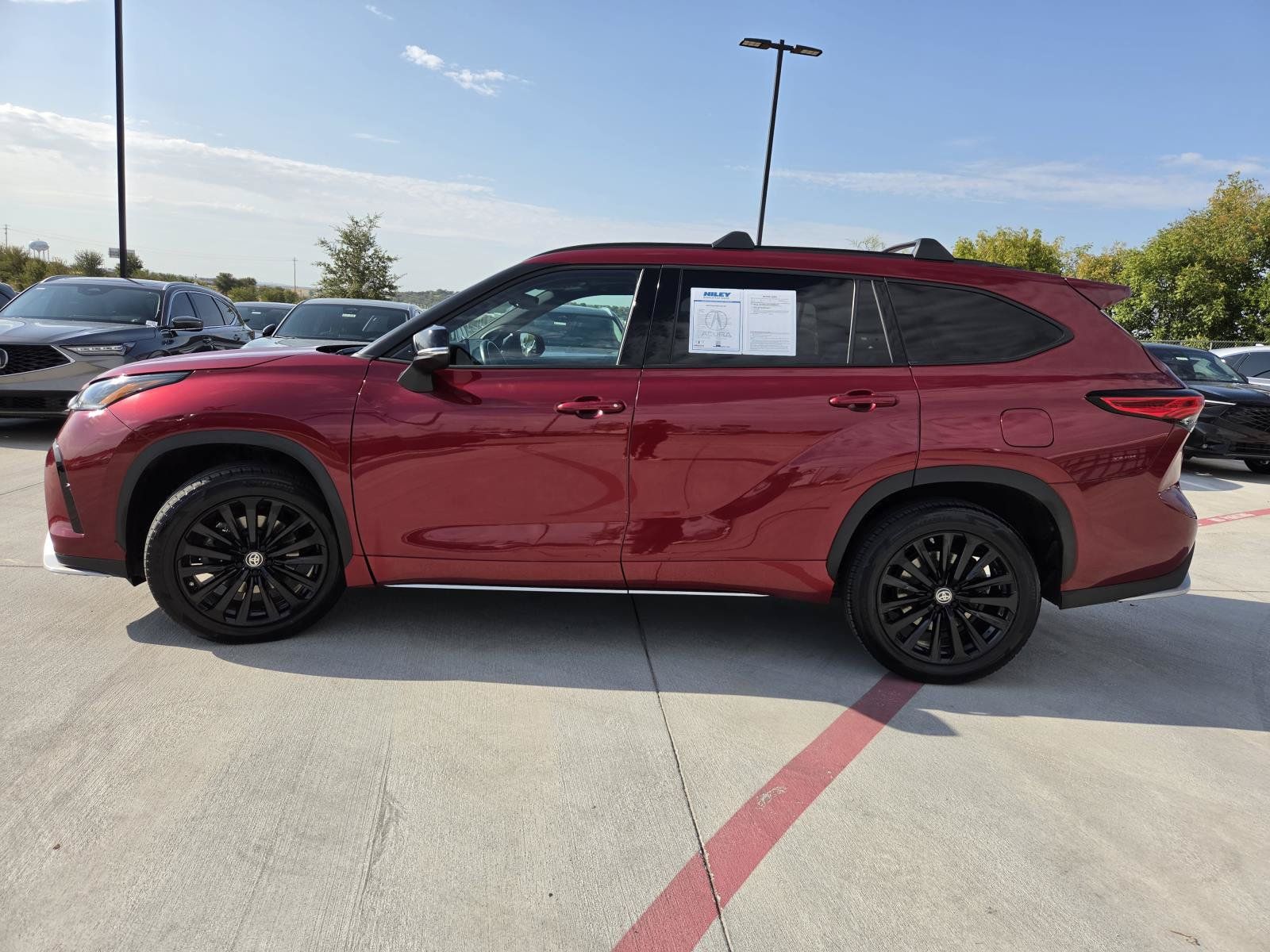 Used 2023 Toyota Highlander XSE AWD/4WD image 3