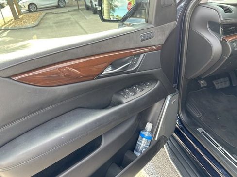 Used 2019 Cadillac Escalade Luxury image 8