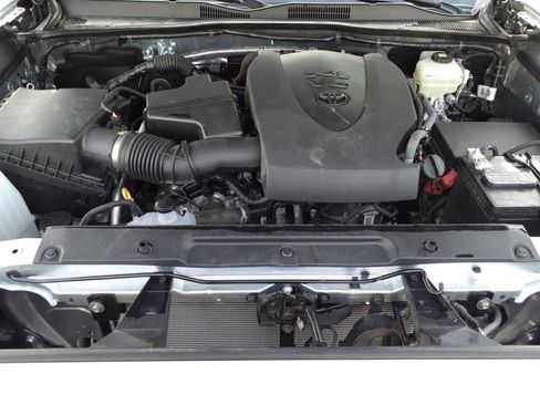 Used 2022 Toyota Tacoma TRD Off-Road AWD/4WD image 30