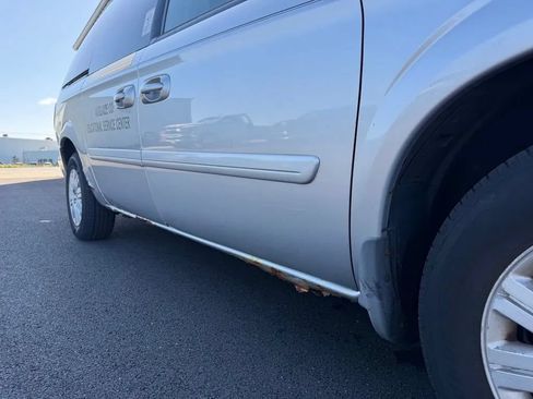Used 2005 Chrysler Town & Country LX w/ Popular Equipment Group II FWD image 11