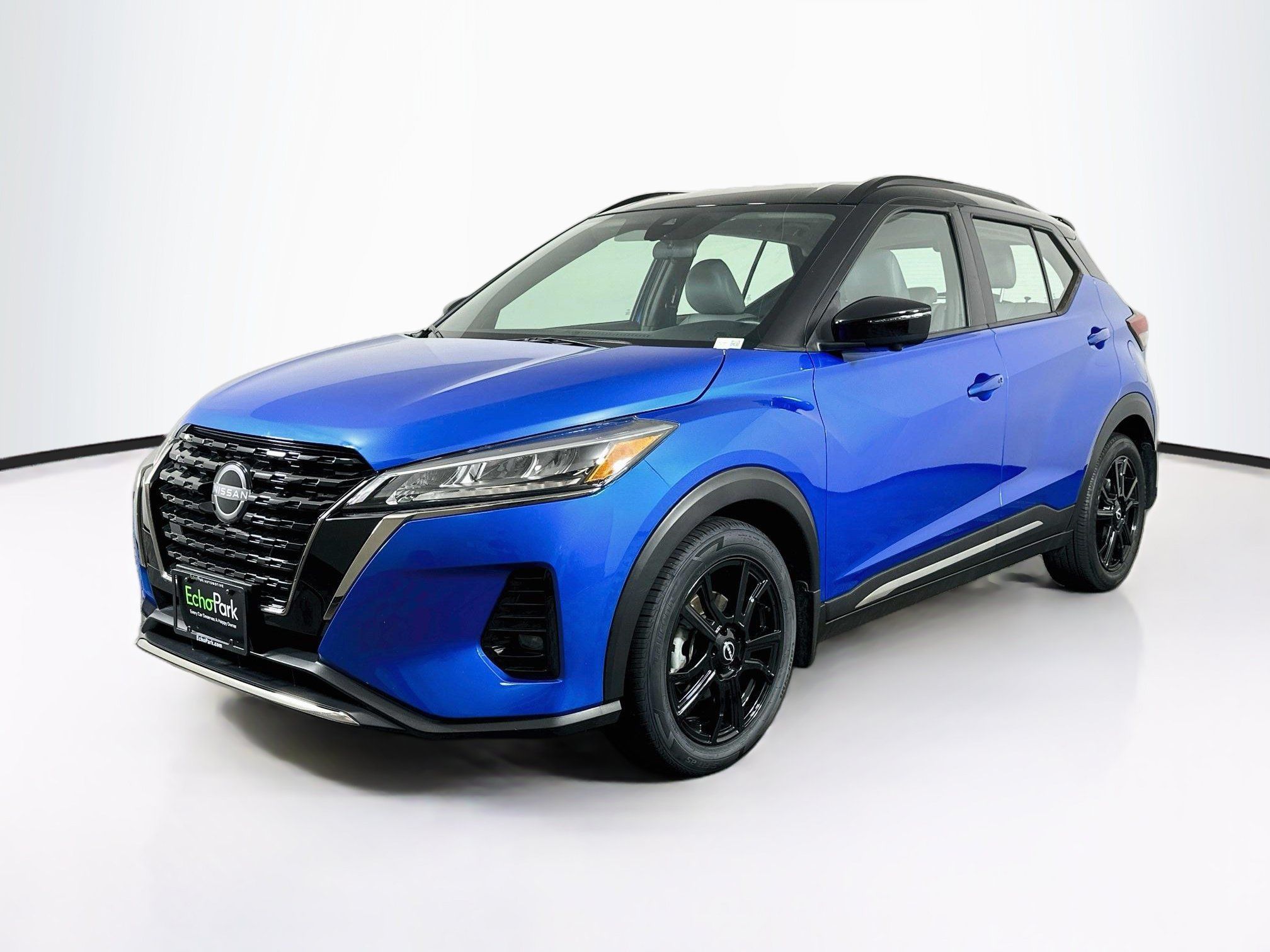 Used 2024 Nissan Kicks SR w/ SR Premium Package FWD image 3