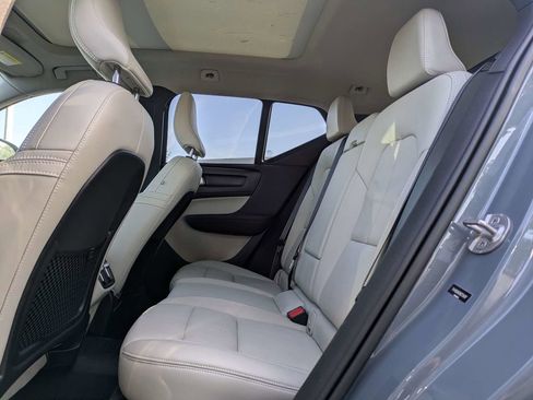 Used 2022 Volvo XC40 T5 Momentum w/ Premium Package image 15