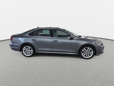 Used 2017 Volkswagen Passat 1.8T SE image 4