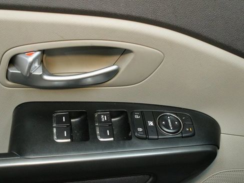 Used 2018 Kia Sedona L image 17