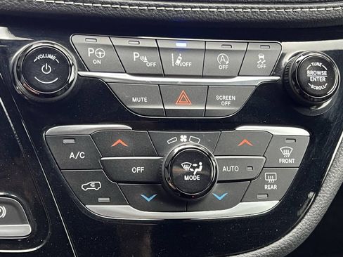 Used 2023 Chrysler Pacifica Touring-L w/ Uconnect Theater Family Group FWD image 35