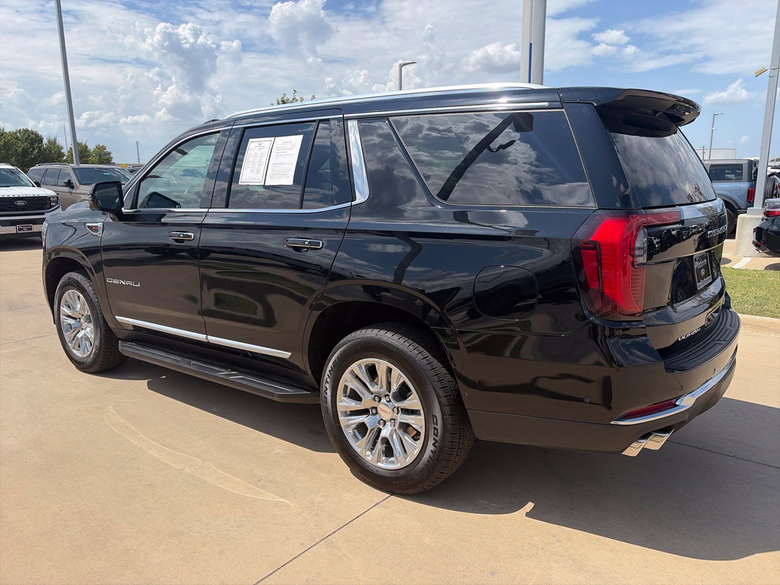 Used 2025 GMC Yukon Denali AWD/4WD image 3