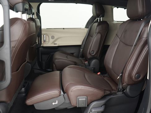 Used 2023 Toyota Sienna Platinum image 16