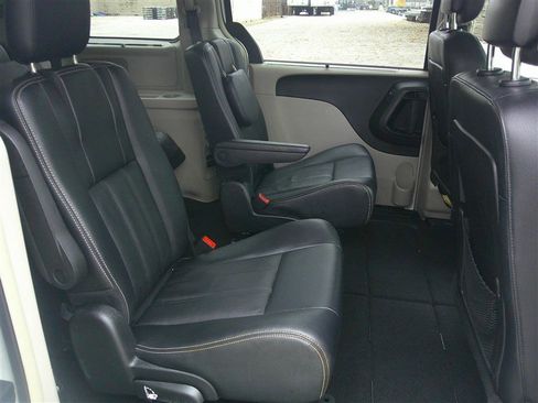 Used 2016 Chrysler Town & Country Touring image 18