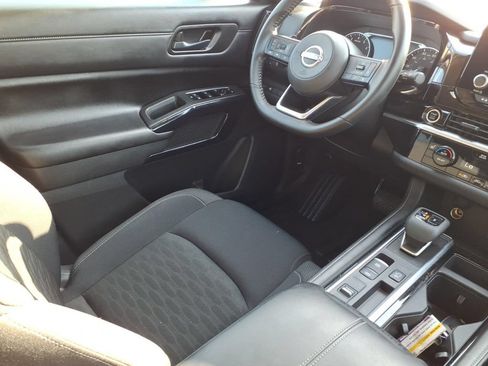 Used 2024 Nissan Pathfinder SV FWD image 9