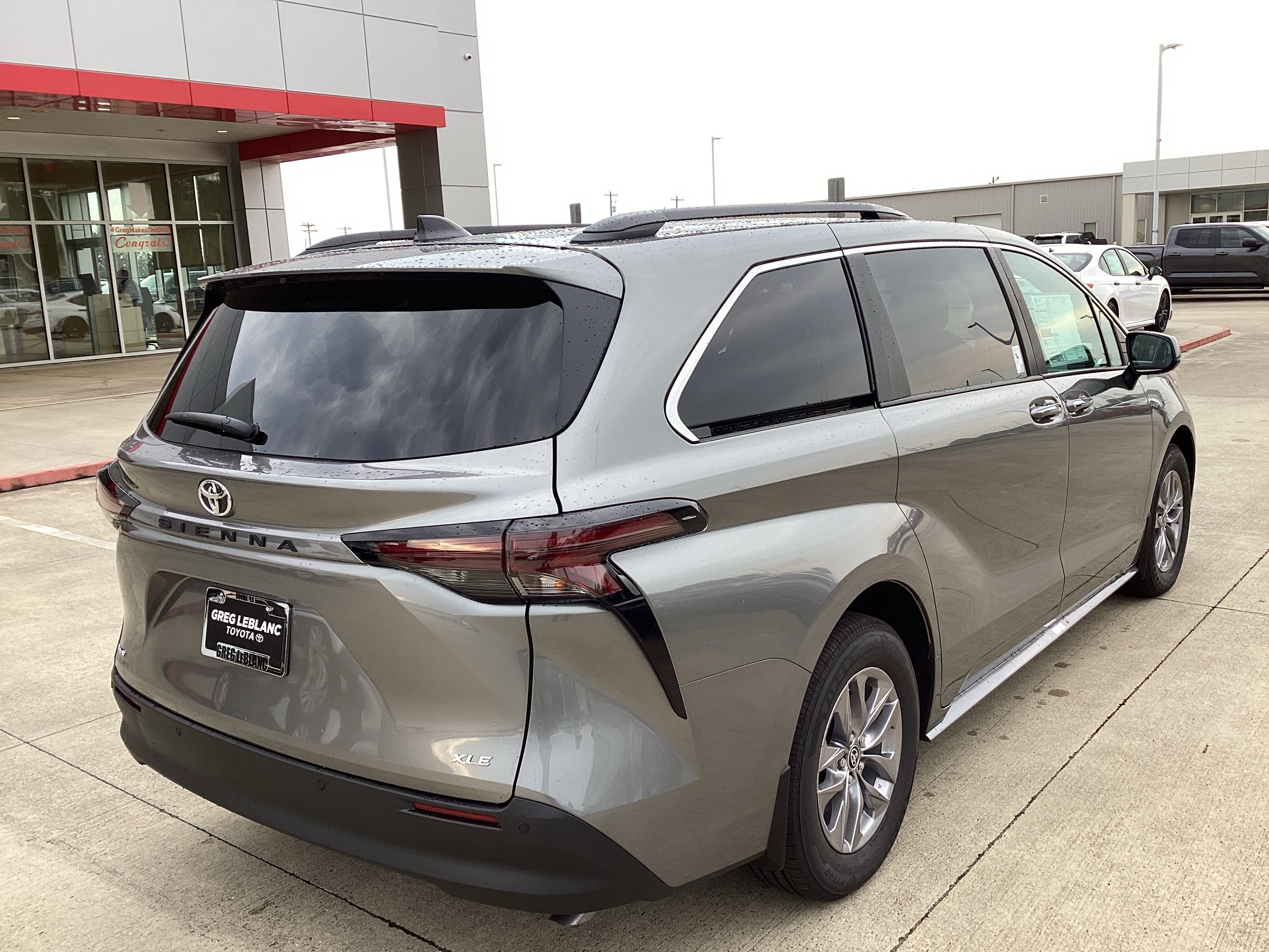 New 2026 Toyota Sienna XLE FWD image 2