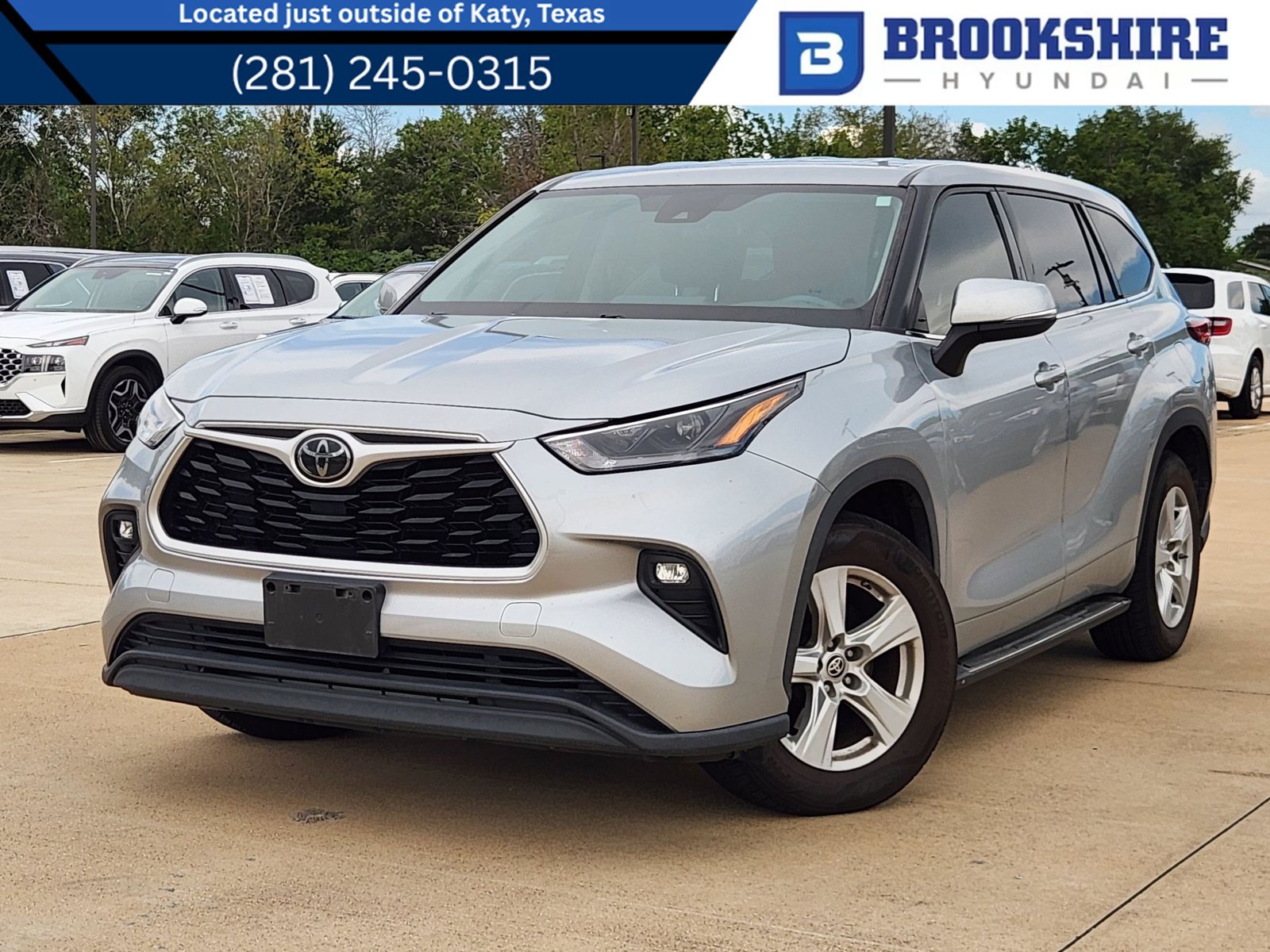 Used 2021 Toyota Highlander LE FWD image 1