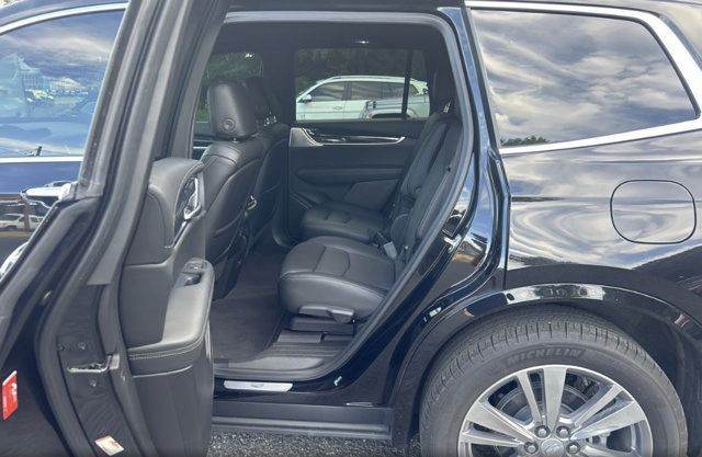 Used 2024 Cadillac XT6 Premium Luxury w/ Technology Package FWD image 5