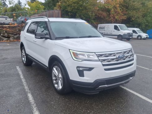 Used 2018 Ford Explorer XLT w/ Equipment Group 202A image 3