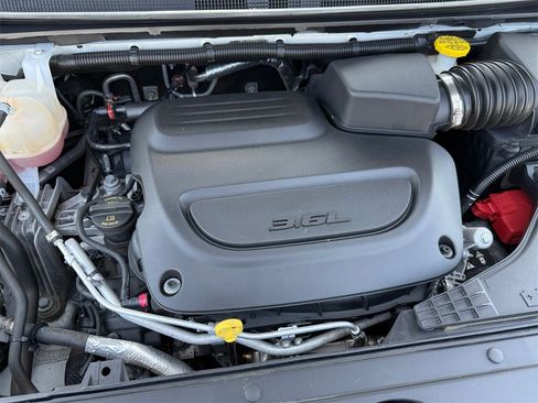 Certified 2023 Chrysler Pacifica Touring-L image 23