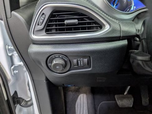 Used 2026 Chrysler Pacifica Limited FWD image 21