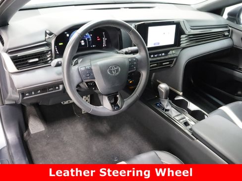 Used 2025 Toyota Camry SE image 13