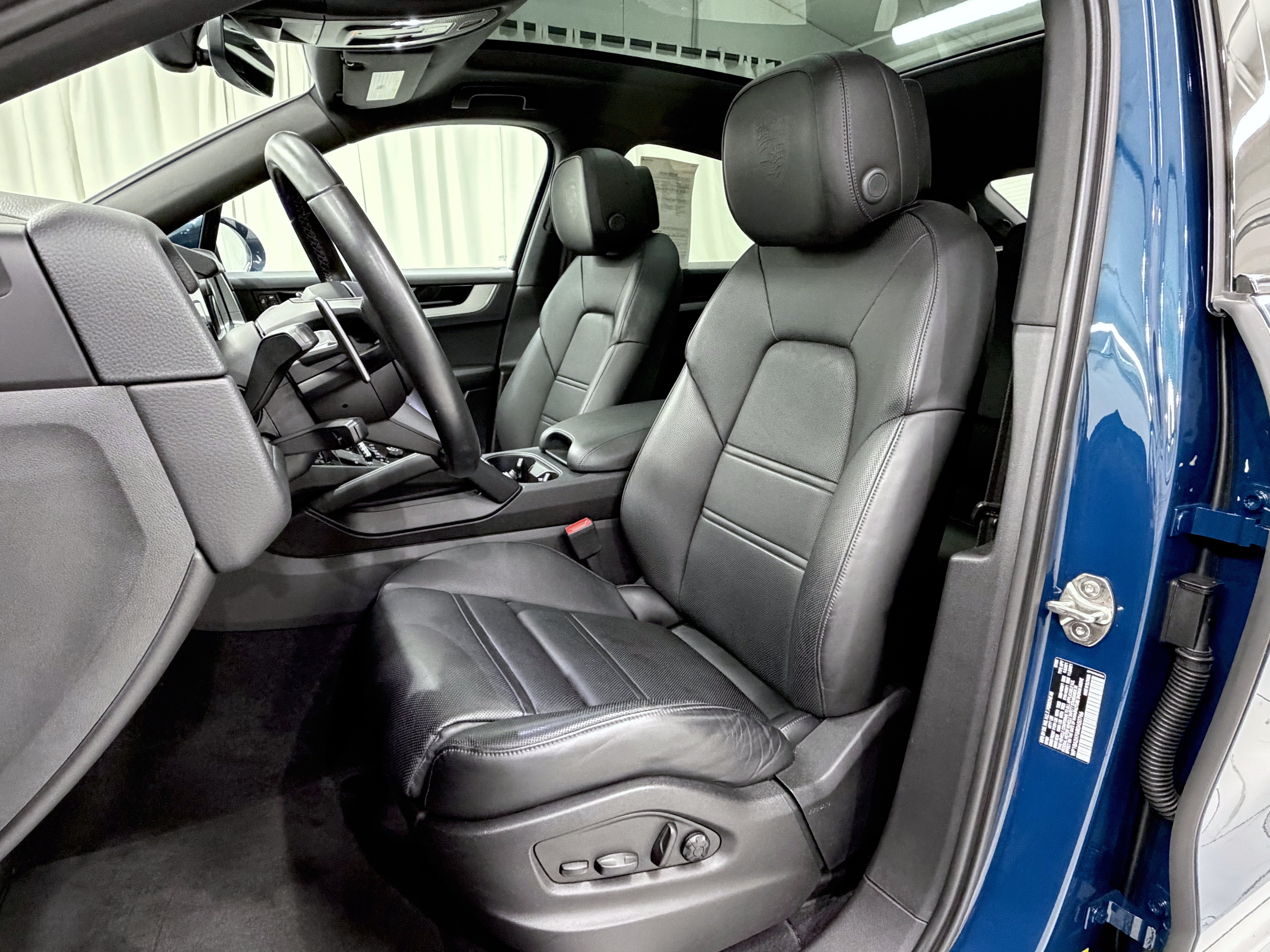 Certified 2024 Porsche Cayenne Coupe AWD/4WD image 32