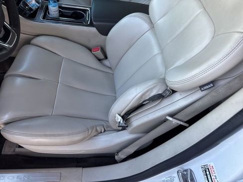 Used 2017 Lincoln Continental Premiere image 9