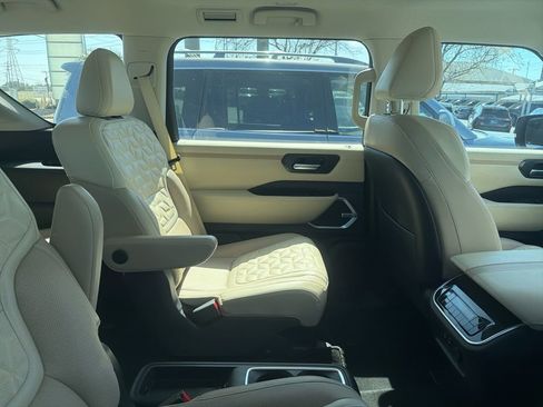 Used 2025 Nissan Armada Platinum image 5