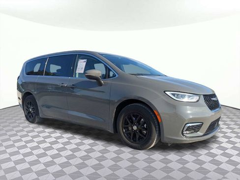 Used 2023 Chrysler Pacifica Touring-L FWD image 2