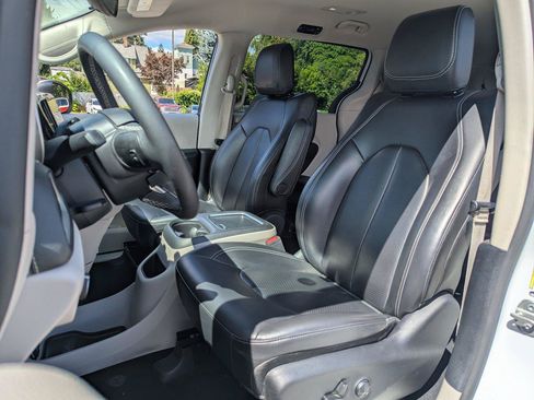 Used 2023 Chrysler Pacifica Touring-L FWD image 27