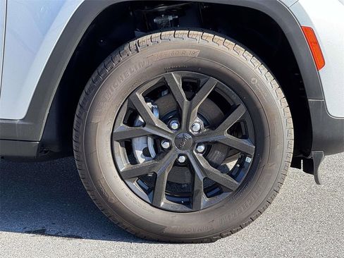 New 2025 Jeep Grand Cherokee 4WD image 11