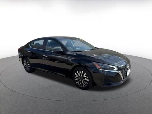 Used 2025 Nissan Altima 2.5 SV image 2