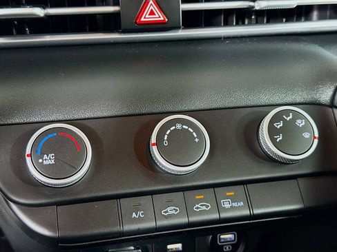 Used 2022 Hyundai Elantra SE w/ Cargo Package image 16