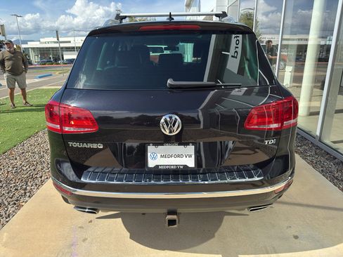 Used 2016 Volkswagen Touareg TDI image 5