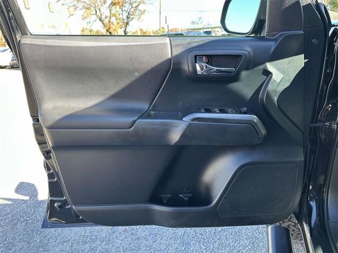 Used 2019 Toyota Tacoma TRD Sport image 19