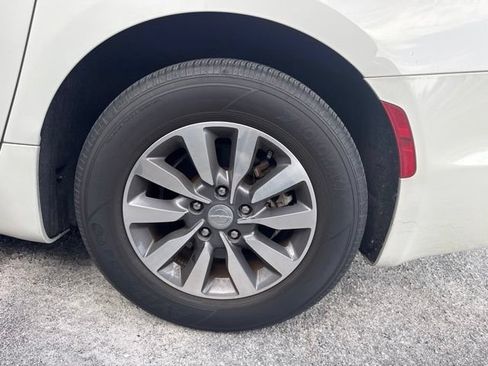 Used 2020 Chrysler Pacifica Touring-L Plus FWD image 11