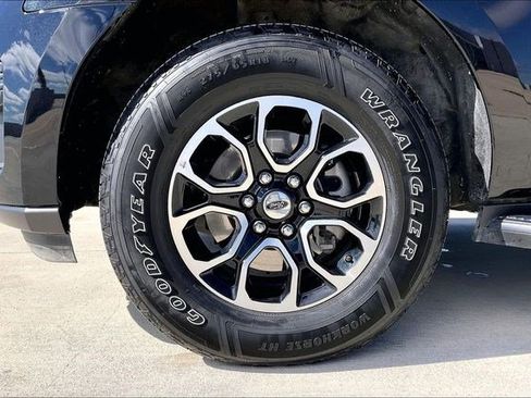 Used 2024 Ford Expedition Max XLT image 9